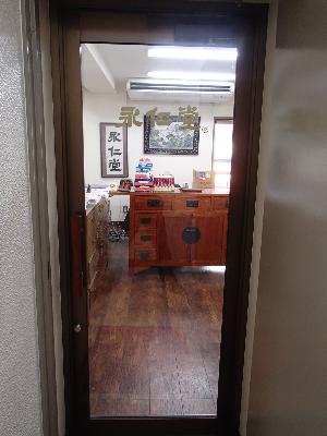 永仁堂 新宿西口店 入口 - 胖(ゆたか)ビル5階 漢方薬専門店 新宿駅西口徒歩1分