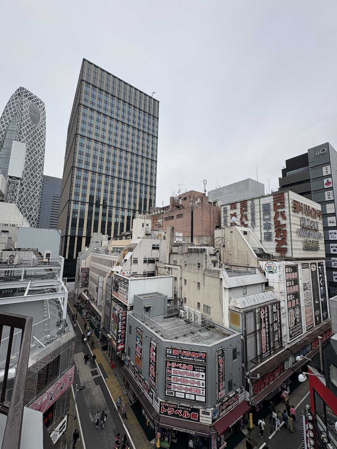 永仁堂 新宿西口店 - 西新宿の街並み
